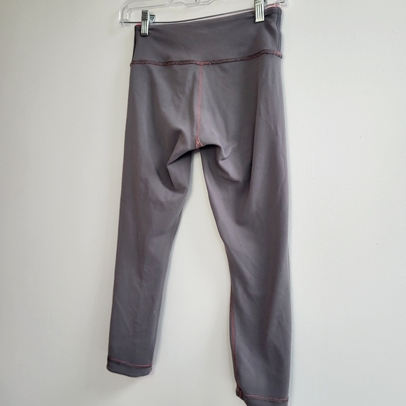 Lululemon Wonder 8 Under Reversible Pink and Grey Cropped Leggings Ladies 4 Gym - Picture 10 of 14